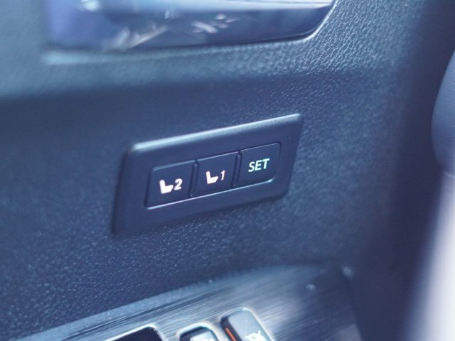 Used 2018 Toyota RAV4 Limited w/ Advanced Technology Package FWD image 36