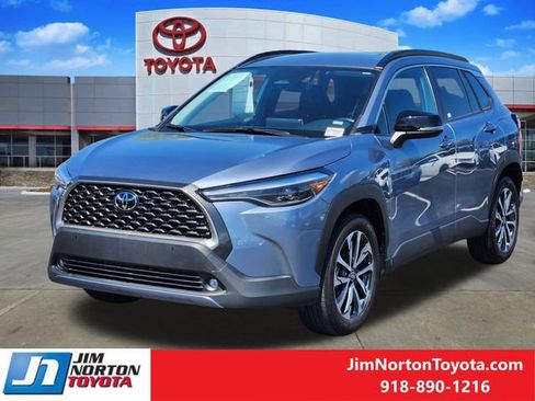 Used 2025 Toyota Corolla Cross XLE image 3