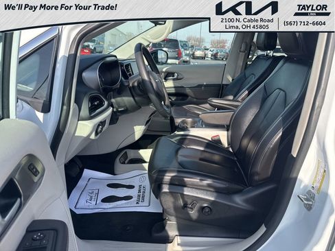 Used 2024 Chrysler Pacifica Touring-L image 9