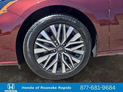Used 2024 Nissan Altima 2.5 SV FWD image 9