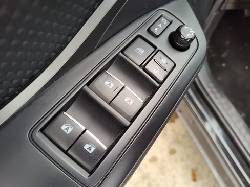 Used 2018 Toyota C-HR XLE FWD image 18