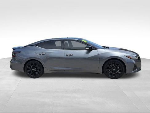 Used 2022 Nissan Maxima SR w/ Sport Mat Group FWD image 9