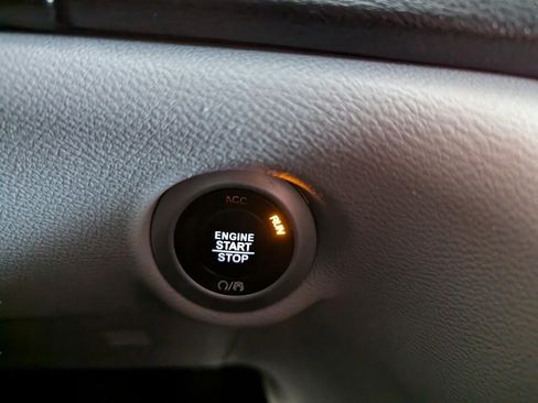 Used 2024 Chrysler Pacifica Touring-L FWD image 10