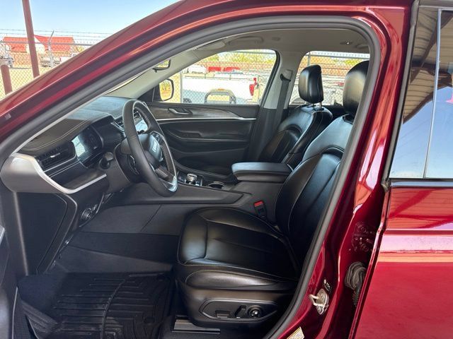 Used 2024 Jeep Grand Cherokee Limited w/ Black Appearance Package AWD/4WD image 13