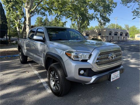 Used 2017 Toyota Tacoma TRD Off-Road w/ Tow Package AWD/4WD image 7
