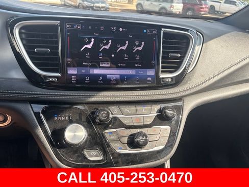 Used 2025 Chrysler Pacifica Limited FWD image 11