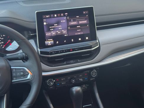 Used 2025 Jeep Compass Limited image 21