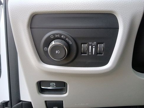 Used 2023 Jeep Grand Cherokee Overland w/ Adv Protech Group III AWD/4WD image 18