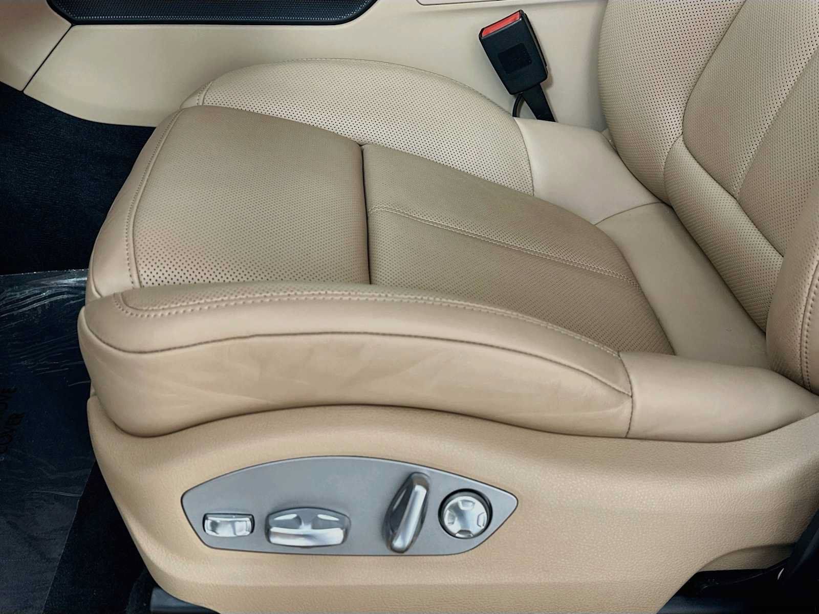 Certified 2026 Porsche Macan AWD/4WD image 12
