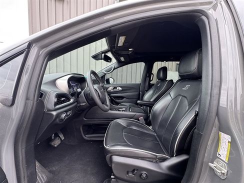 Used 2023 Chrysler Pacifica Limited w/ S Appearance Package image 11