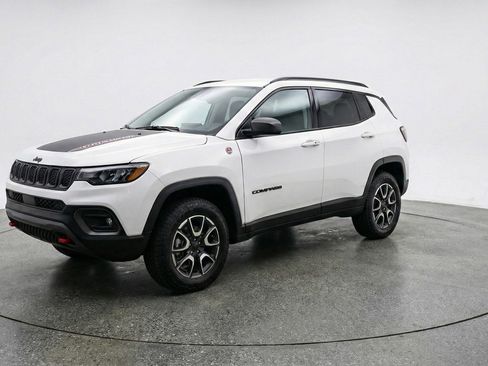 Used 2025 Jeep Compass Trailhawk AWD/4WD image 3