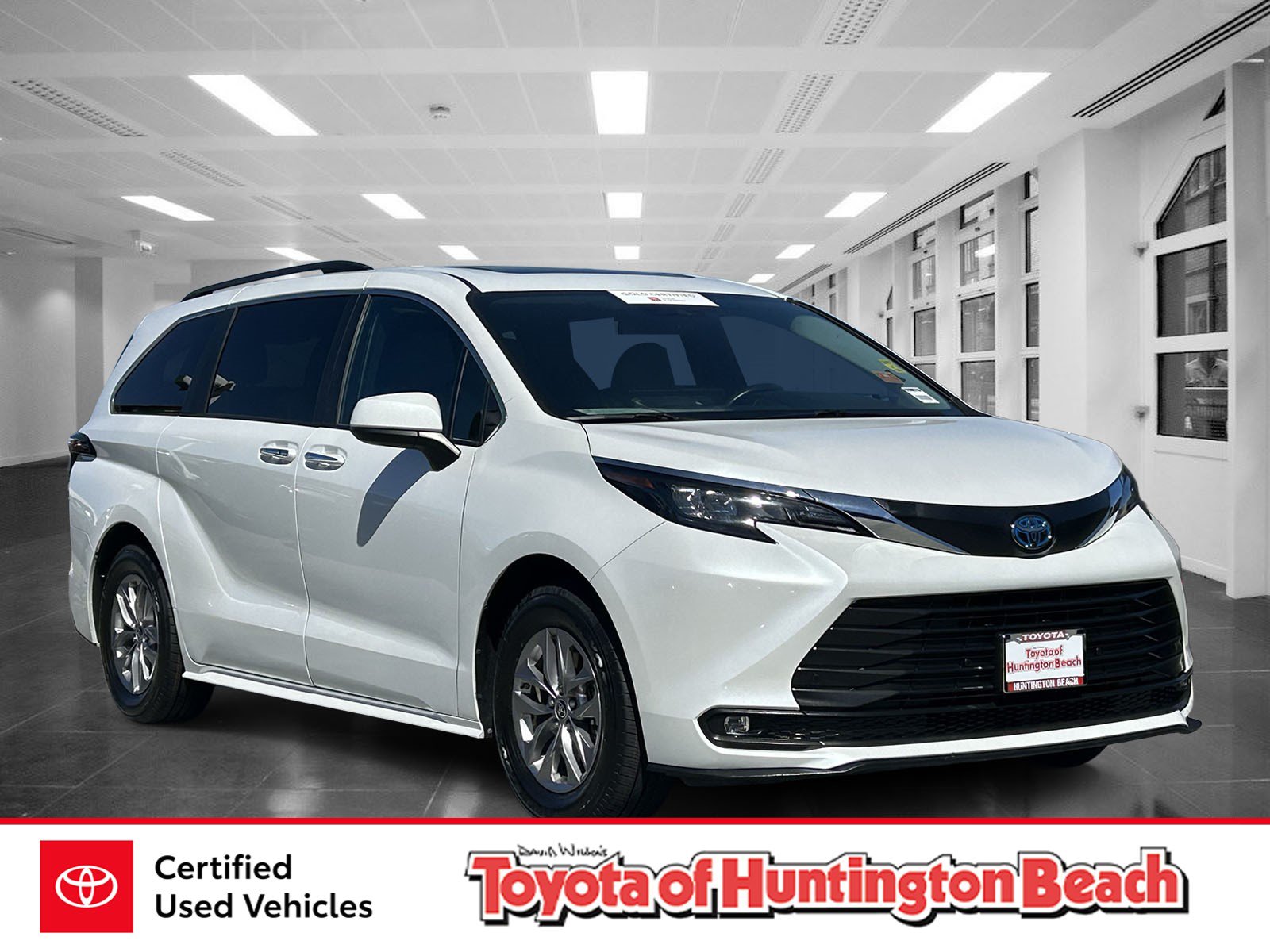 Certified 2025 Toyota Sienna XLE FWD image 1