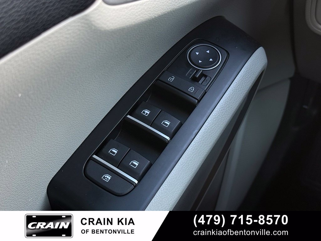 Used 2025 Kia Soul LX w/ LX Technology Package FWD image 10