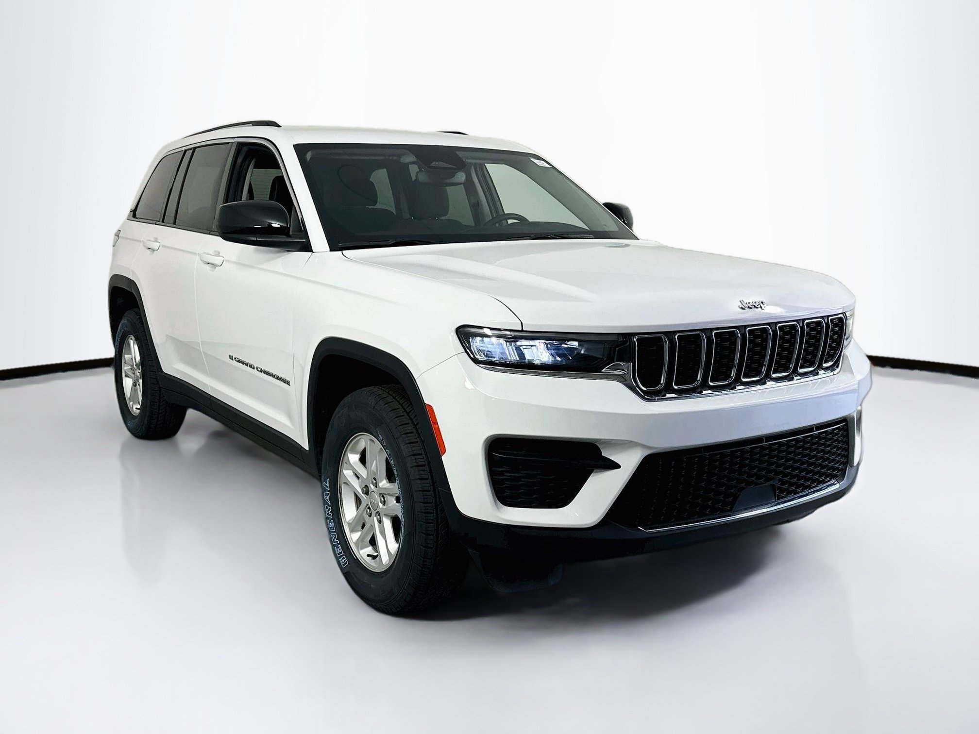 Used 2023 Jeep Grand Cherokee Laredo AWD/4WD image 3