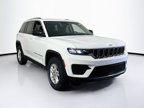 Used 2023 Jeep Grand Cherokee Laredo AWD/4WD image 3