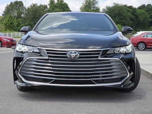 Used 2019 Toyota Avalon XLE w/ Moonroof Package FWD image 3