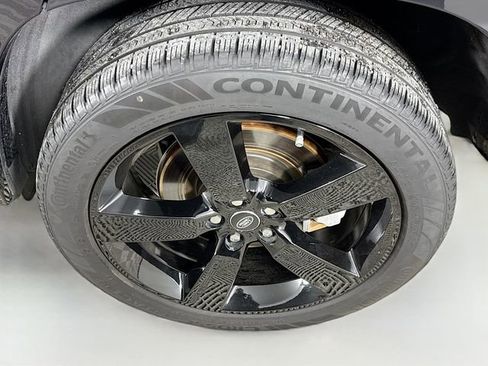 Certified 2025 Land Rover Defender 110 X-Dynamic SE image 33