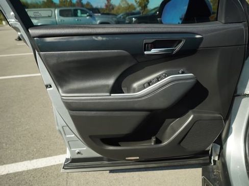 Used 2022 Toyota Highlander XLE image 14