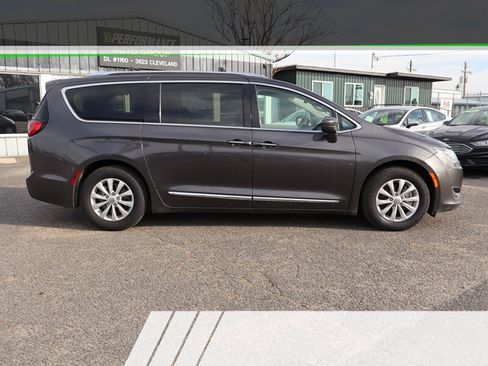 Used 2019 Chrysler Pacifica Touring-L image 2