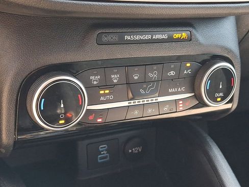 Certified 2022 Ford Escape SE w/ SE Sport Appearance Package image 17