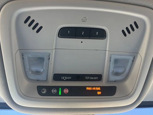 Used 2020 Chevrolet Traverse LT image 22