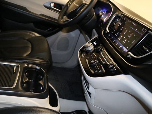 Used 2023 Chrysler Pacifica Touring-L image 65