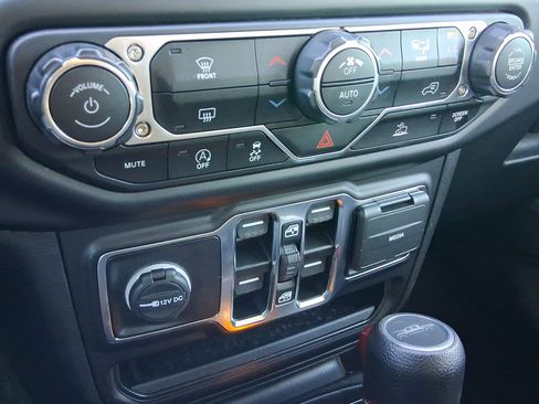 Used 2022 Jeep Gladiator Sport image 16