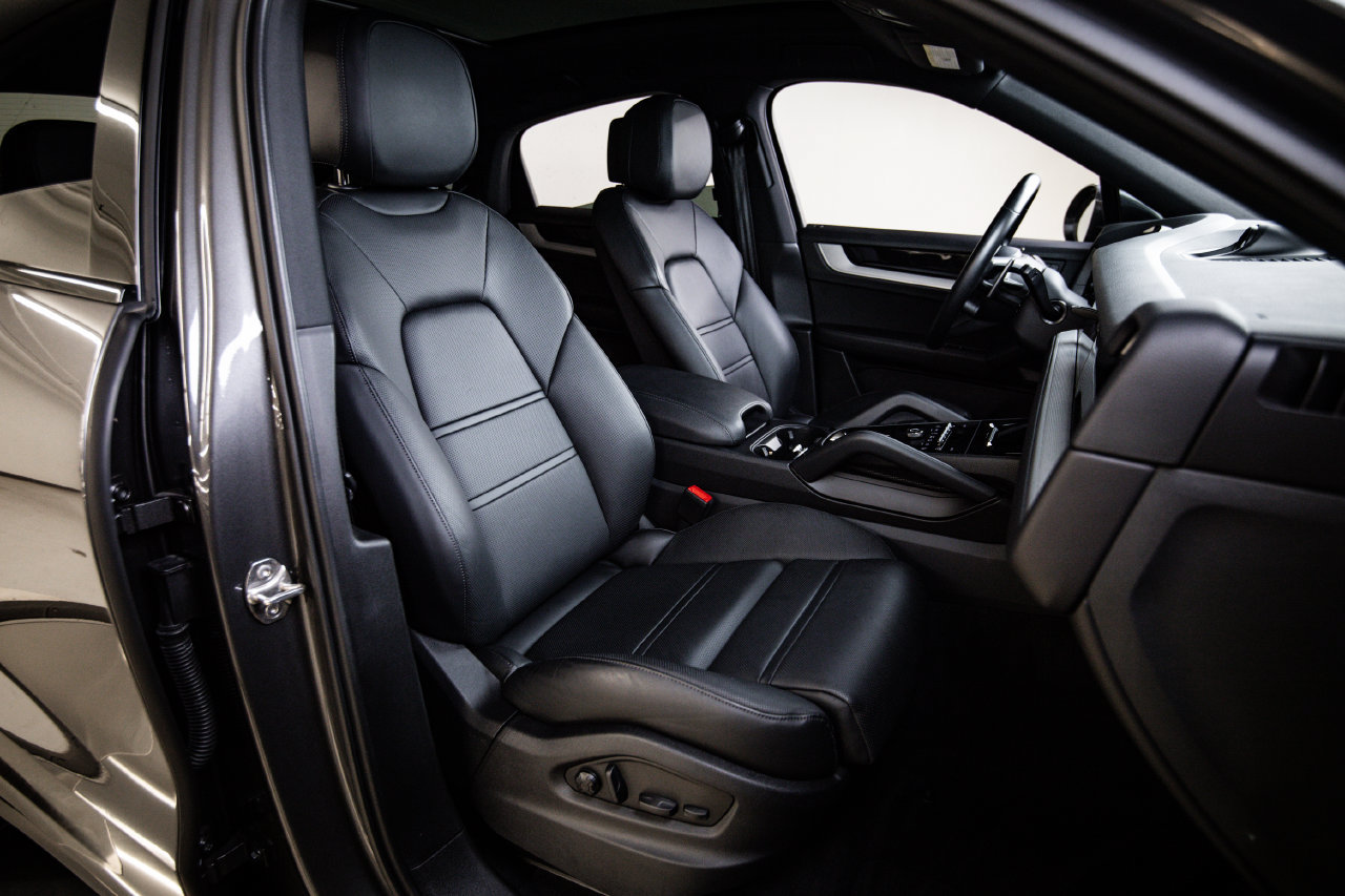 Certified 2024 Porsche Cayenne Coupe AWD/4WD image 29