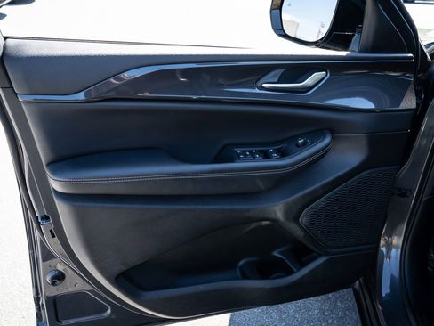 Used 2023 Jeep Grand Cherokee L Laredo image 17