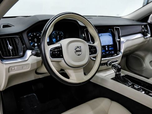 Used 2020 Volvo V60 T5 Momentum image 2