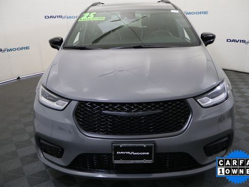 Used 2025 Chrysler Pacifica Limited image 14