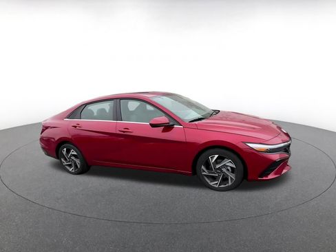 Used 2025 Hyundai Elantra SEL image 2