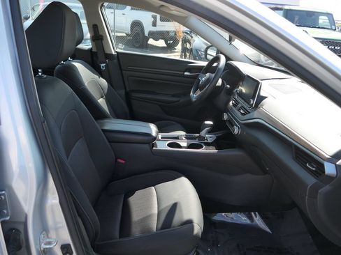 Used 2024 Nissan Altima 2.5 SV FWD image 25