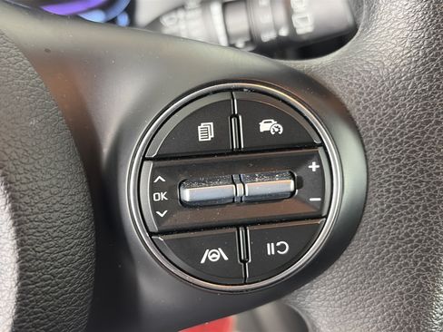 Used 2025 Kia Soul LX w/ LX Technology Package FWD image 32
