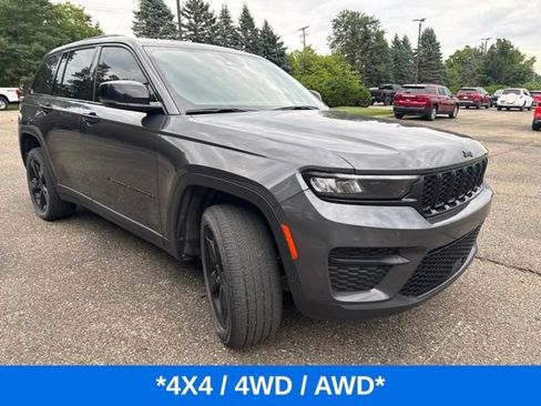 Used 2022 Jeep Grand Cherokee Altitude AWD/4WD image 2