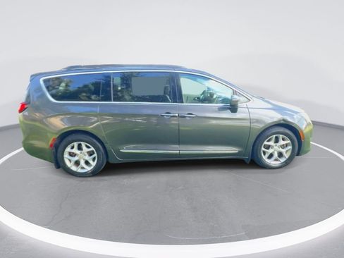 Used 2017 Chrysler Pacifica Touring-L w/ Tire & Wheel Group FWD image 9