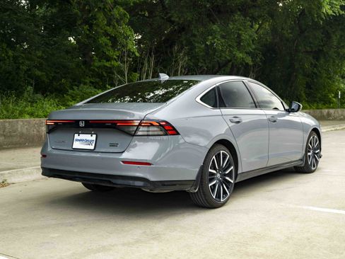 Used 2025 Honda Accord Touring image 9