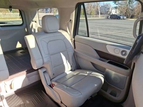 Used 2019 Lincoln Navigator Reserve image 14