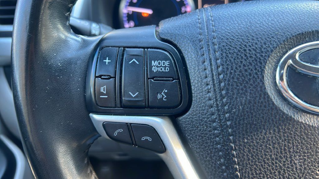 Used 2017 Toyota Highlander Plus FWD image 21