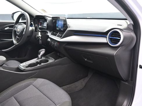 Used 2025 Chevrolet Trax LS image 15