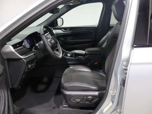 Used 2023 Jeep Grand Cherokee L Laredo AWD/4WD image 11