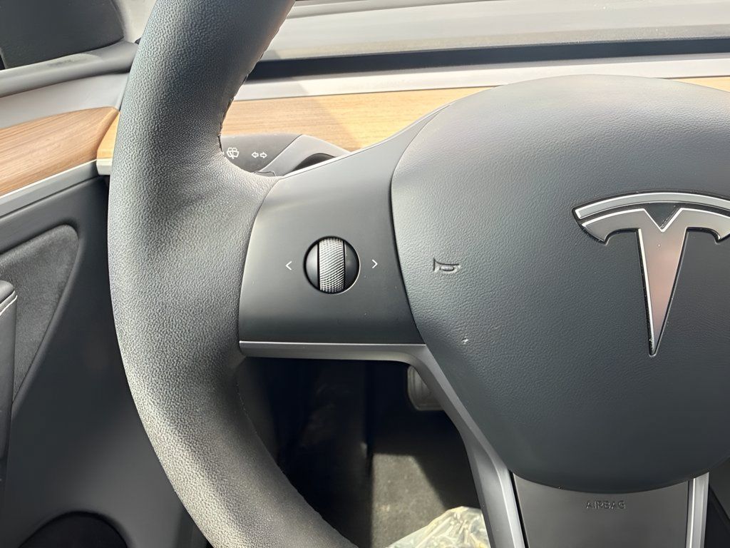 Used 2024 Tesla Model Y Long Range AWD/4WD image 16