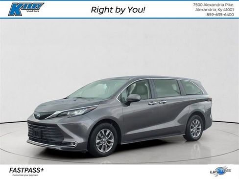 Used 2023 Toyota Sienna XLE image 1
