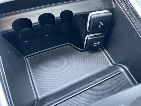 Used 2022 Chrysler Pacifica Limited image 36