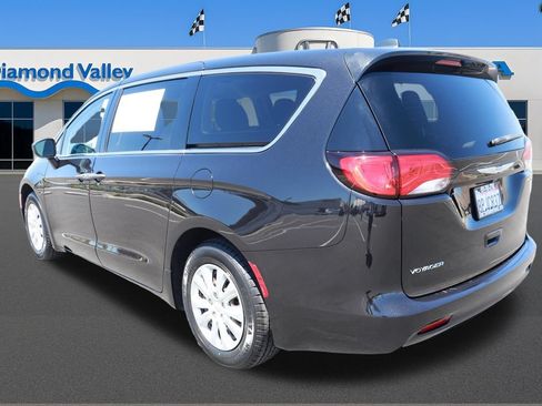 Used 2020 Chrysler Voyager L FWD image 4
