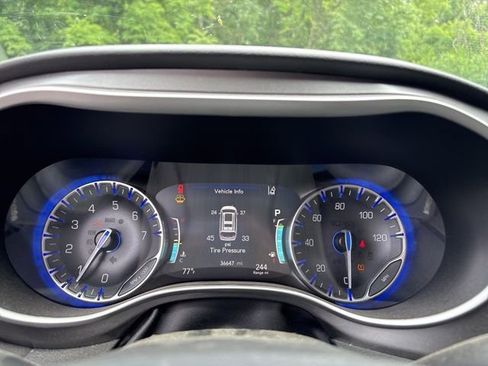 Used 2024 Chrysler Pacifica Touring-L image 22