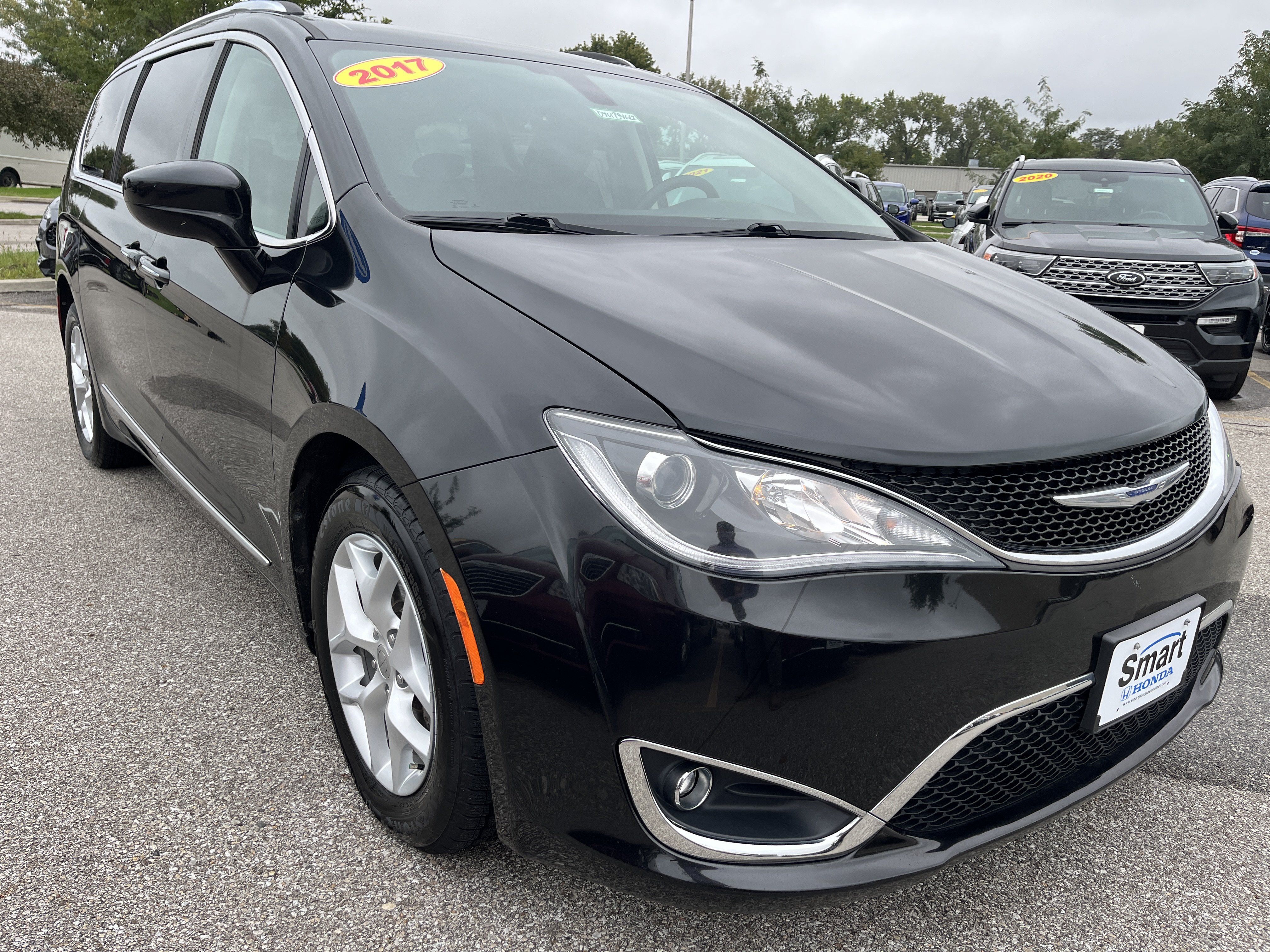 Used 2017 Chrysler Pacifica Touring-L Plus w/ Tire & Wheel Group FWD image 3