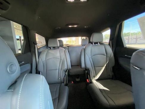 Used 2024 Buick Enclave Essence image 17