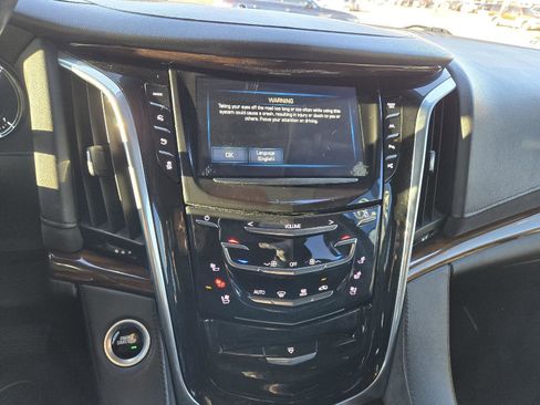 Used 2019 Cadillac Escalade Luxury image 34