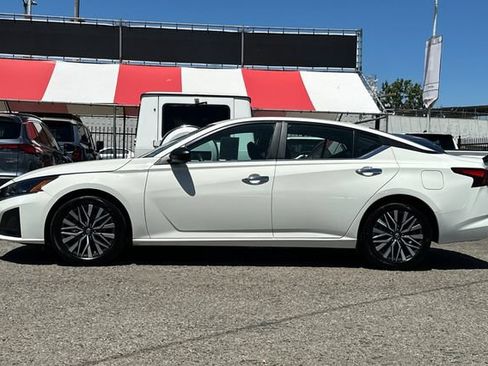 Used 2025 Nissan Altima 2.5 SV FWD image 7